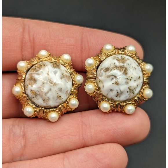 Vintage KRAMER Textured Marbled White Gold Faux Pearl Cluster Clip On Earrings - Picture 9 of 9